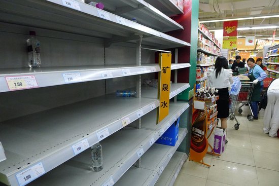 江苏仪征市出现市民争抢饮用水情况，超市被抢购一空