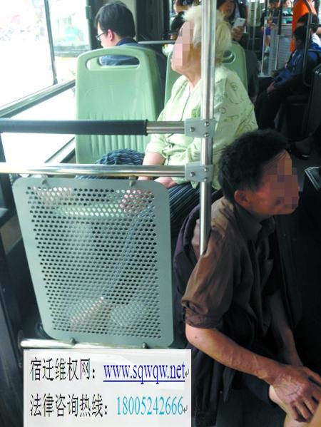 公交车上大妈占俩座 农民工坐地上引网友热议(图)