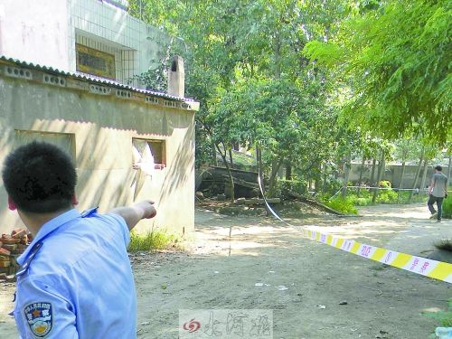 河南男子杀5人现场民警给记者指案发的具体地方。