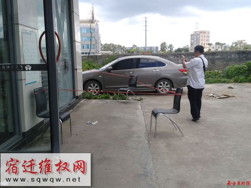 阳江高新区平西农信社被村民用自制炸药炸裂了一面玻璃外墙