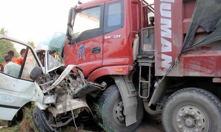 安徽砀山面包车与货车相撞致10死3重伤(现场图)